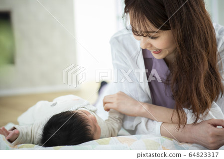 Mom and baby 64823317