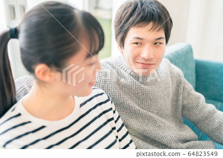 男性和女性青少年 64823549
