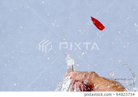 水氣球分裂連續照片＃9 64823734