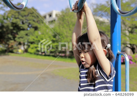 嬰兒（5歲）在雲梯上玩 64826099