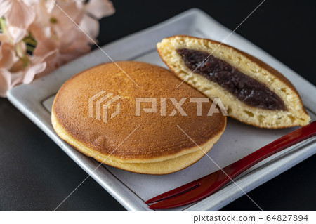 銅鑼燒黑色背景 64827894