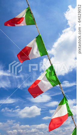 Small italian flags 64829052