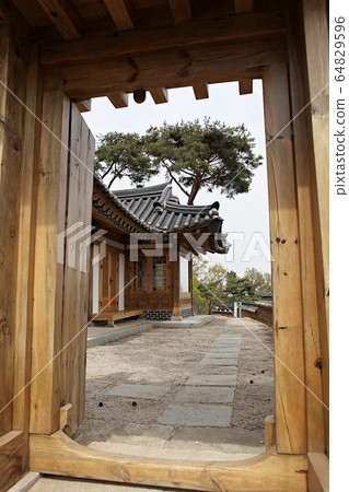 一位詩人 64829596