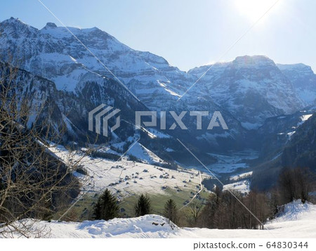 瑞士布勞恩瓦爾德和格拉魯斯的阿爾卑斯山 64830344