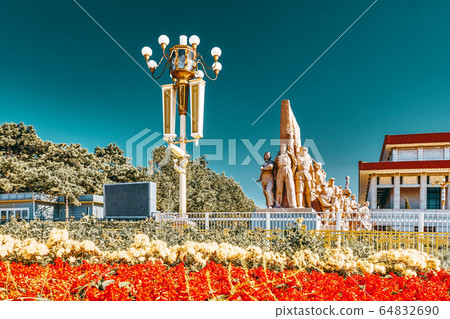 Commemorating statues of workers in struggle in 64832690