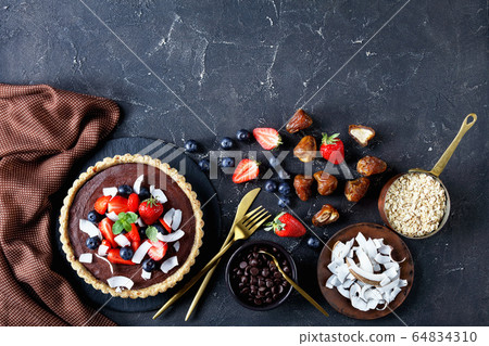 Healthy chocolate tart with strawberries on top Healthy chocolate tart with strawberries on top 64834310