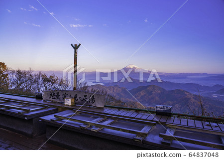 (Shizuoka Prefecture) Mt. Fuji seen from Izu Panorama Park in autumn (Shizuoka Prefecture) Mt. Fuji seen from Izu Panorama Park in autumn 64837048