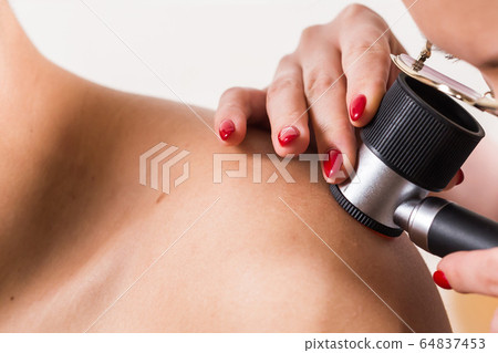 Method of dermoscopy of skin lesions and moles. Preventing Melanoma and Skin Cancer Method of dermoscopy of skin lesions and moles. Preventing Melanoma and Skin Cancer 64837453