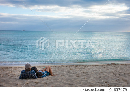 在沙灘上放鬆 64837479