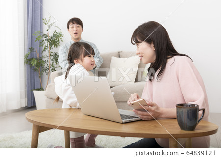 Children talking to their mother during telework (family / parent / child lifestyle image) 64839121