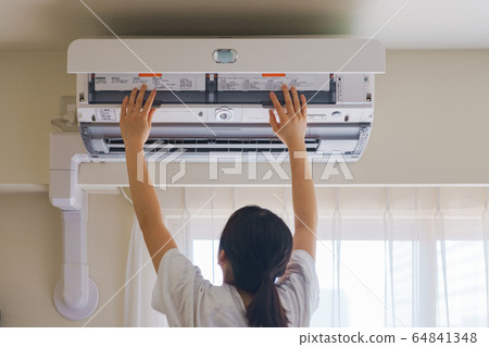 空調維修清潔溫度控制通風降溫夏季人們女性日本防病毒空氣淨化器 64841348