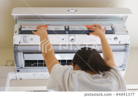 空調維修清潔溫度控制通風降溫夏季人們女性日本防病毒空氣淨化器 64841377