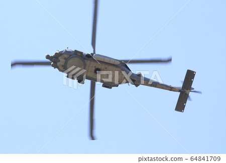 美國海軍航母MH-60R海鷹反潛巡邏直升機在湛藍的天空中飛行 64841709