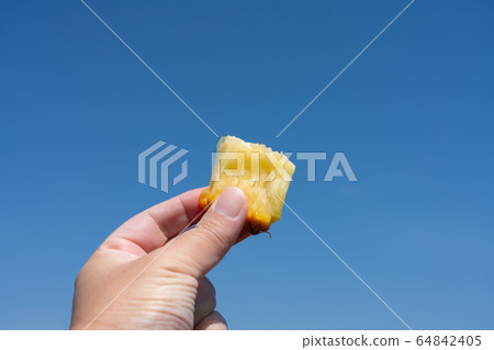 Aozora, a man with snack pine pineapple 64842405