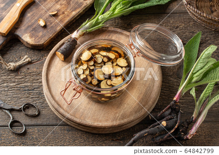 Preparation of herbal tincture from fresh comfrey root Preparation of herbal tincture from fresh comfrey root 64842799