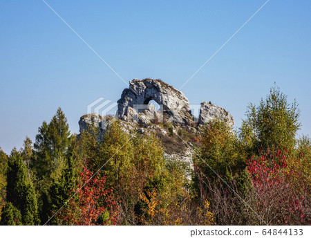 Okiennik Window Rock at Polish Jura Okiennik Window Rock at Polish Jura 64844133
