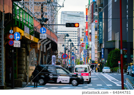 通過新橋附近道路的具有東京奧運會規格的東京新橋日本出租車（JPN TAXI） 64844781