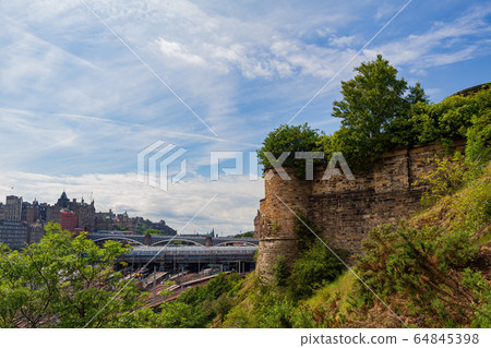 Street view of the Edinburgh downtown 64845398