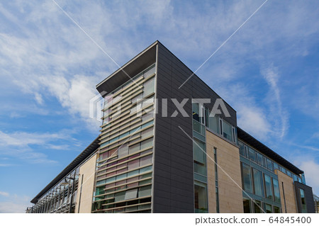 Street view of the Edinburgh downtown 64845400