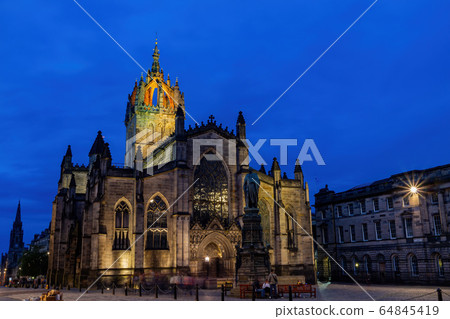 Night view of the St Giles' Cathedral 64845419
