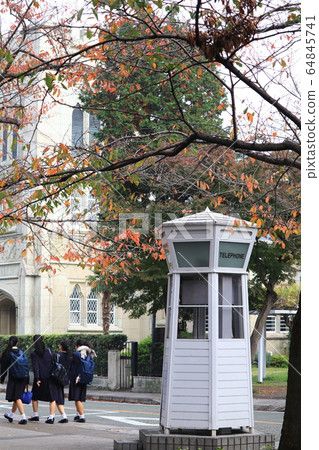 四名高中女生在橫濱山手區的複古公用電話旁行走 64845741