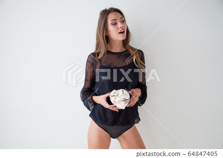 portrait of a beautiful fashionable woman with a sweet pastry cake 64847405