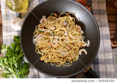 Spaghetti pasta with seafood 64848389