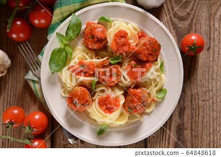 Spaghetti pasta with meat balls and tomato suace 64848618