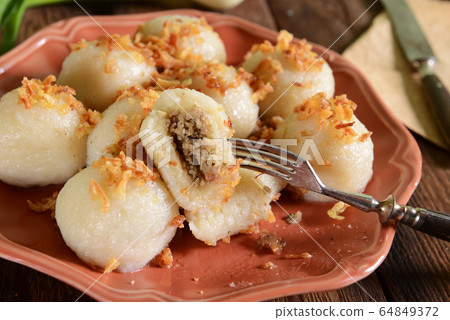 Meat stuffed dumplings 64849372