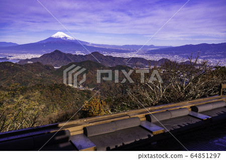 (Shizuoka Prefecture) Mt. Fuji seen from Izu Panorama Park in autumn 64851297