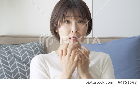 女性感到驚訝 64851568