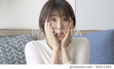 Female surprised 64851569