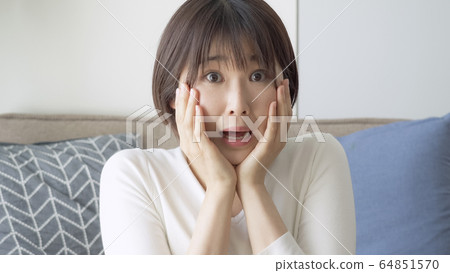 女性感到驚訝 64851570