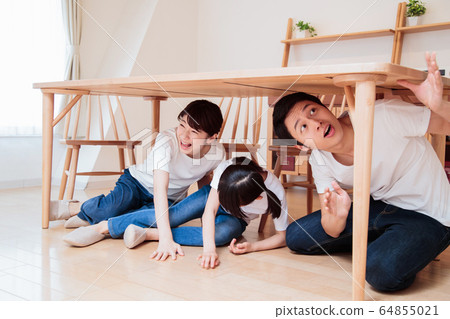 Earthquake disaster drills Evacuation family Parents and children Mothers Children Earthquake disaster drills Evacuation family Parents and children Mothers Children 64855021