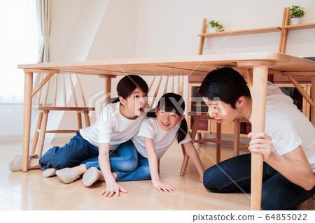 Earthquake disaster drills Evacuation family Parents and children Mothers Children Earthquake disaster drills Evacuation family Parents and children Mothers Children 64855022