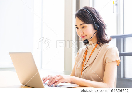 呼叫中心女士 64856732