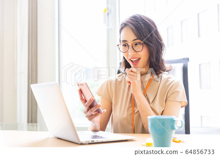 PC智能手機女人 64856733