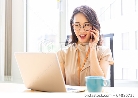 PC智能手機女人 64856735