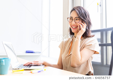 PC智能手機女人 64856737