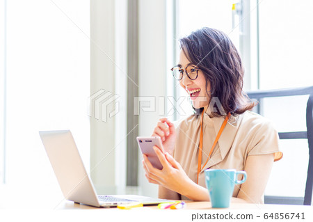 PC智能手機女人 64856741