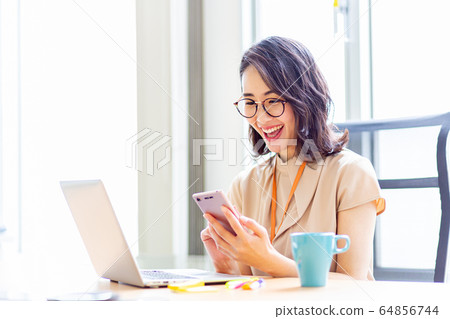 PC智能手機女人 64856744