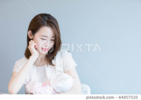 Mom and baby 64857310