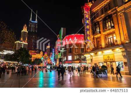 《上海》南京東路，夜間市區 64857513