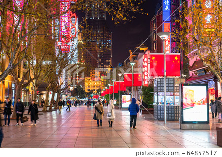 《Shanghai》East Nanjing Road, downtown at night 《Shanghai》East Nanjing Road, downtown at night 64857517
