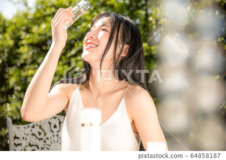 年輕美麗的女人化妝品美容戶外新鮮綠色初夏人材料 年輕美麗的女人化妝品美容戶外新鮮綠色初夏人材料 64858187