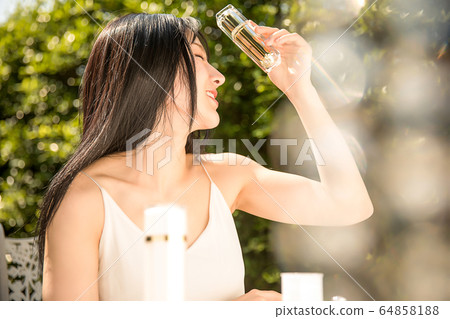 年輕美麗的女人化妝品美容戶外新鮮綠色初夏人材料 年輕美麗的女人化妝品美容戶外新鮮綠色初夏人材料 64858188