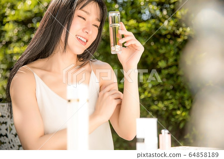 年輕美麗的女人化妝品美容戶外新鮮綠色初夏人材料 年輕美麗的女人化妝品美容戶外新鮮綠色初夏人材料 64858189