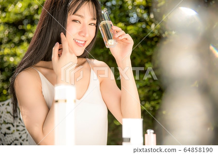 年輕美麗的女人化妝品美容戶外新鮮綠色初夏人材料 年輕美麗的女人化妝品美容戶外新鮮綠色初夏人材料 64858190