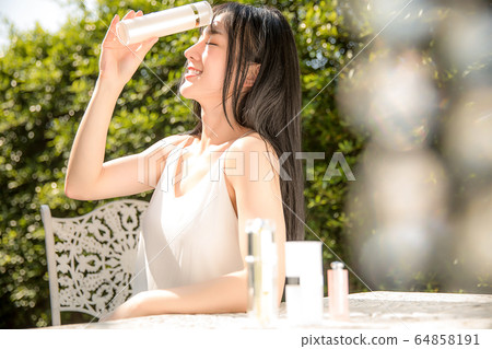 年輕美麗的女人化妝品美容戶外新鮮綠色初夏人材料 年輕美麗的女人化妝品美容戶外新鮮綠色初夏人材料 64858191