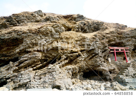 Torii under the cliff Kinhira Shrine "Hatsuyamabetsu" Torii under the cliff Kinhira Shrine "Hatsuyamabetsu" 64858858